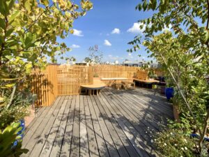 Menuiserie sur-mesure sur une terrasse