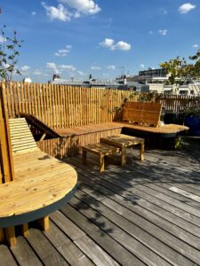 Menuiserie sur-mesure sur une terrasse